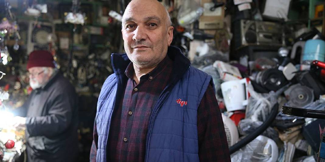 72 yaşında ilginç kişiliğiyle dikkat çekiyor: İğne atsa düşmeyecek dükkanındaki başarısı herkesi şaşırtıyor 5